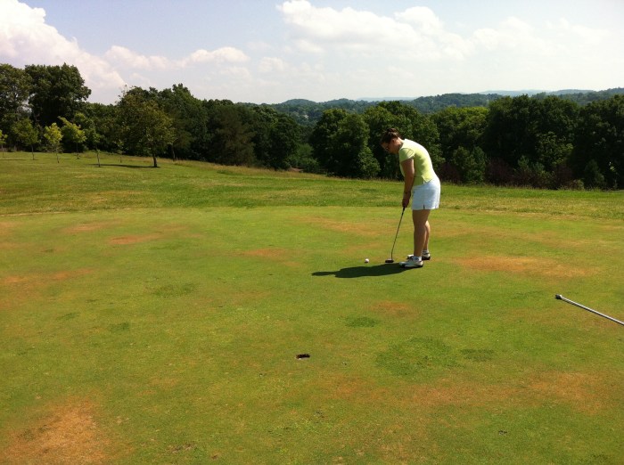 Elisabeth lines up her putt.