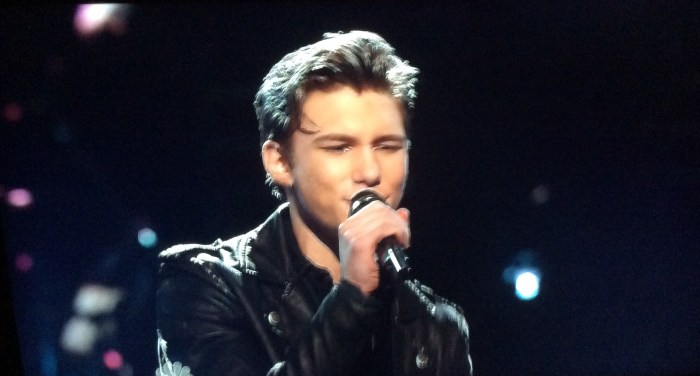 Josh Batstone tries to win over Adam Levine on 'The Voice.' 