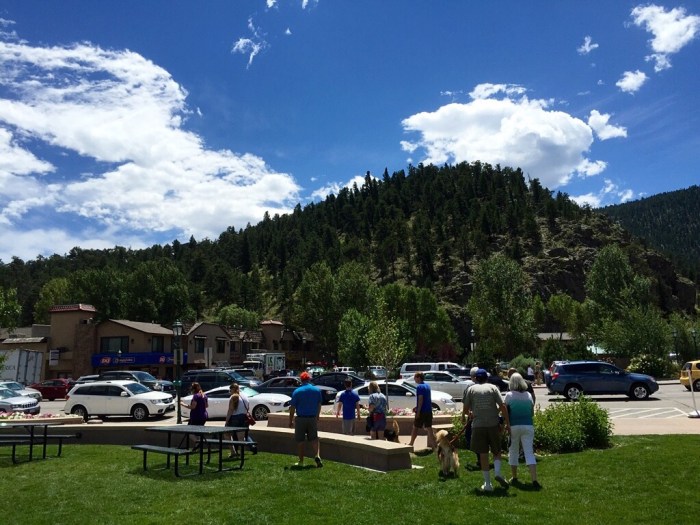 Mobilizing toward the busy street. 
