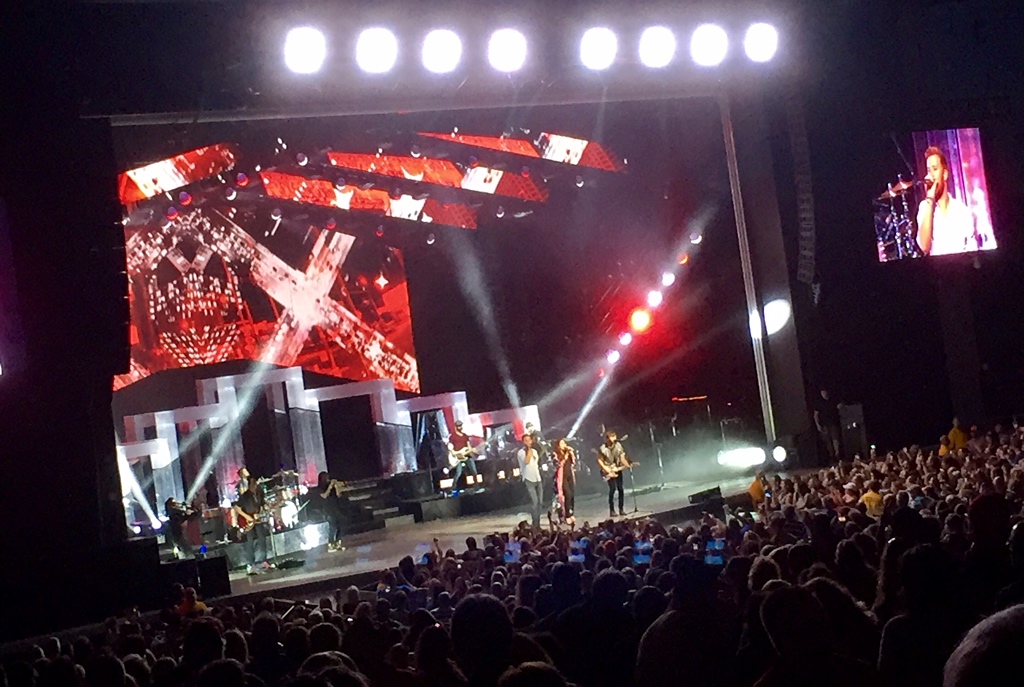 Lady Antebellum does look and sound good at our pretty Syracuse
amphitheater